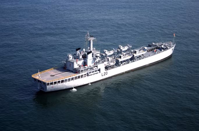 Lực lượng đổ bộ còn có 2 tàu đổ bộ xe tăng lớp Magar, lượng choán nước 5.600 tấn. Tàu có thể chở theo 15 xe tăng, 8 xe thiết giáp chở quân, 500 binh sĩ và 4 xuồng cao tốc để triển khai binh lính vào bờ. Đuôi tàu có sàn đáp và nhà chứa cho trực thăng.