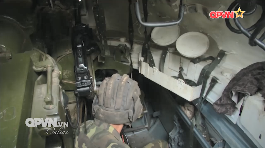 Những học viên trường Trung Cấp Kĩ Thuật Tăng Thiết Giáp đã và đang vượt qua những thử thách, hoàn thiện hơn nữa trình độ chiến thuật để trở thành những người lính thép của Binh chủng Tăng Thiết Giáp, đáp ứng nhiệm vụ bảo vệ Tổ quốc trong mọi tình huống. Trong ảnh là vị trí của nạp đạn bên trong xe tăng T-54/55. Nguồn ảnh: QPVN.