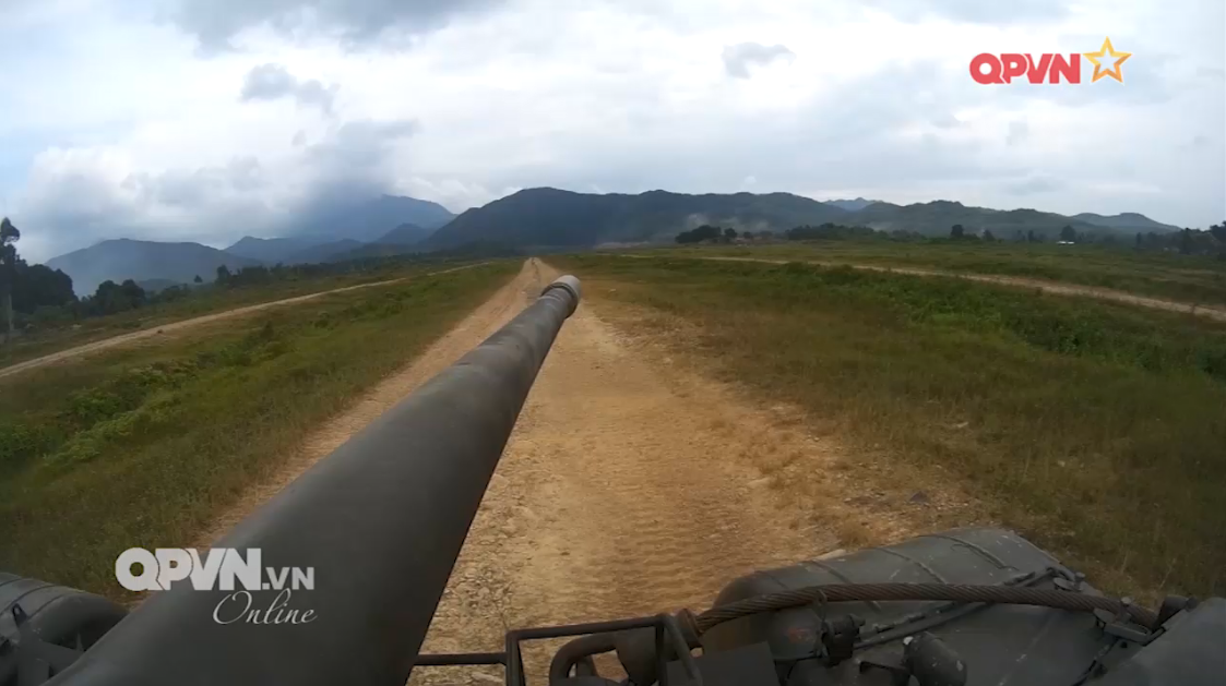 Đối với dòng xe tăng T-54/55 kíp xe đòi hỏi 4 thành viên gồm trưởng xe, lái xe, pháo thủ và nạp đạn. Trong đó trưởng xe là người chỉ huy toàn kíp xe, nắm toàn bộ nội dung công việc của kíp xe, ra hiệu lệnh cho các vị trí còn lại của xe vận hành và tìm mục tiêu khi chiến đấu. Nguồn ảnh: QPVN.