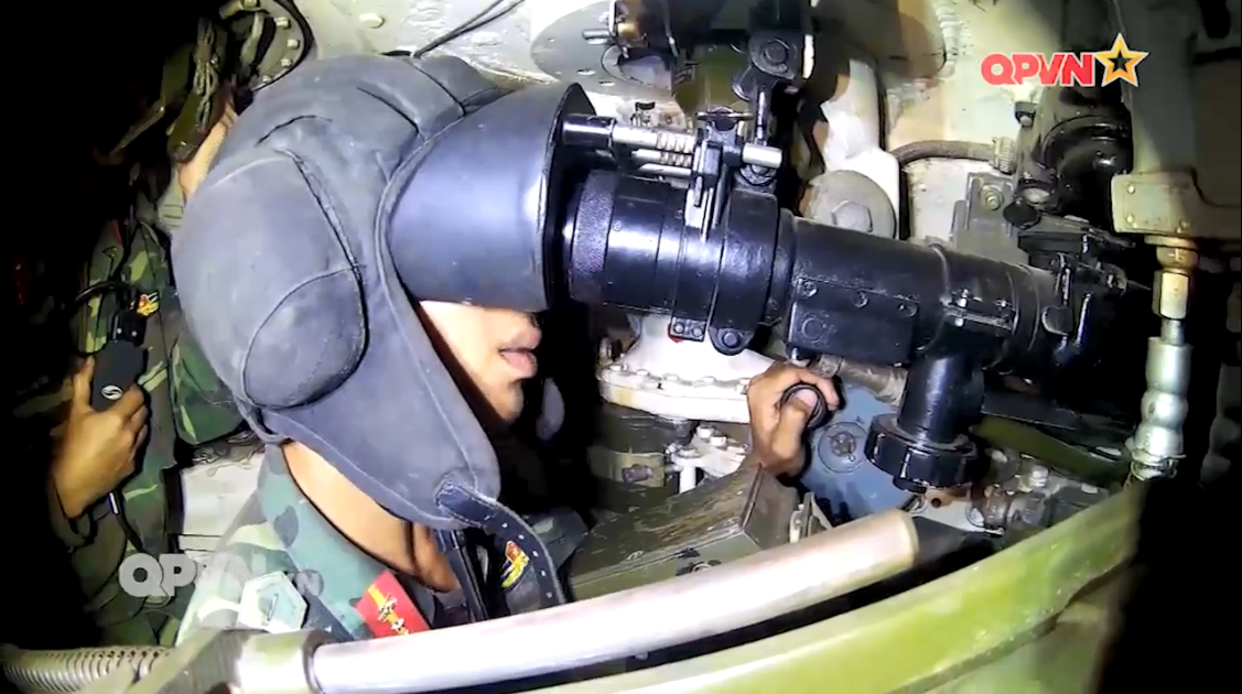 Ở vị trí này pháo thủ cũng được trang bị kính ngắm với 2 chế độ phóng đại 3,5x và 7x. Sau năm 1960, hầu hết các xe tăng T-54/55 do Liên Xô chế tạo, vị trí trưởng xe và pháo thủ đều được trang bị kính nhìn đêm. Nguồn ảnh: QPVN.