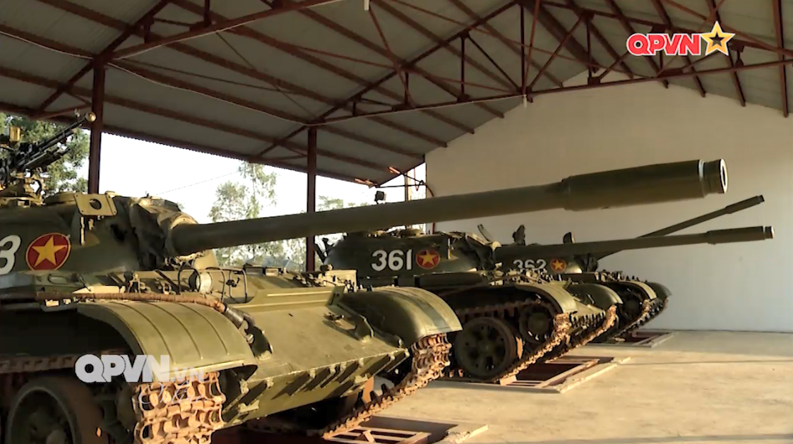 Theo đó sức khỏe dẻo dai, trình độ kỹ thuật thuần thục, phối hợp nhịp nhàng với các thành viên trong toàn kíp điều khiển cỗ xe hạng nặng tác chiến trên mọi điều kiện ngoại hình, thời tiết ngày đêm. Đó là những tố chất cần có của một người lính lái xe tăng. Nguồn ảnh: QPVN.