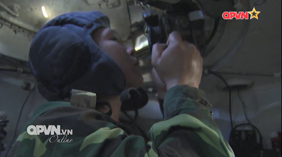 Trong ảnh là vị trí trưởng xe trên T-54/55 được bố trí phía bên trái của tháp pháo, ngồi ngay trên vị trí của pháo thủ. Ở vị trí trưởng xe được trang bị kính tiềm vọng cho phép người chỉ huy quan sát tầm xa và một phần xung quanh xe tăng. Nguồn ảnh: QPVN.