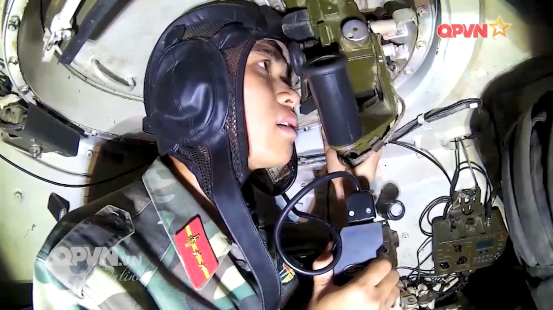 Thông qua thiết bị liên lạc, trưởng xe có thể dễ dàng ra hiệu lệnh cho toàn bộ thành viên kíp xe. Hiện tại các thiết bị liên lạc vô tuyến và nội bộ trên các dòng xe tăng T-54/55 và PT-76 đều đã được nội địa, với các tính năng vượt trội hơn hẳn so với các thiết bị do nước ngoài chế tạo. Nguồn ảnh: QPVN.