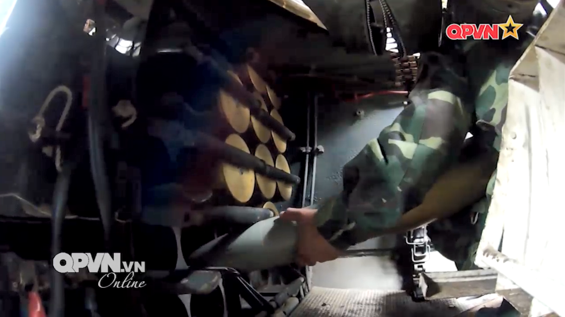 Ngay cạnh vị trí của pháo thủ chính là nạp đạn kiêm xạ thủ súng máy. Khoang chứa đạn trên T-54/55 có thể mang theo tối đa 43 đạn pháo 100mm. Ít người biết rằng dù được phát triển từ những năm 1950, thế nhưng xe tăng T-54/55 vẫn có khả năng bắn đạn xuyên giáp dưới cỡ nòng APDS và cả APFSDS. Nguồn ảnh: QPVN.