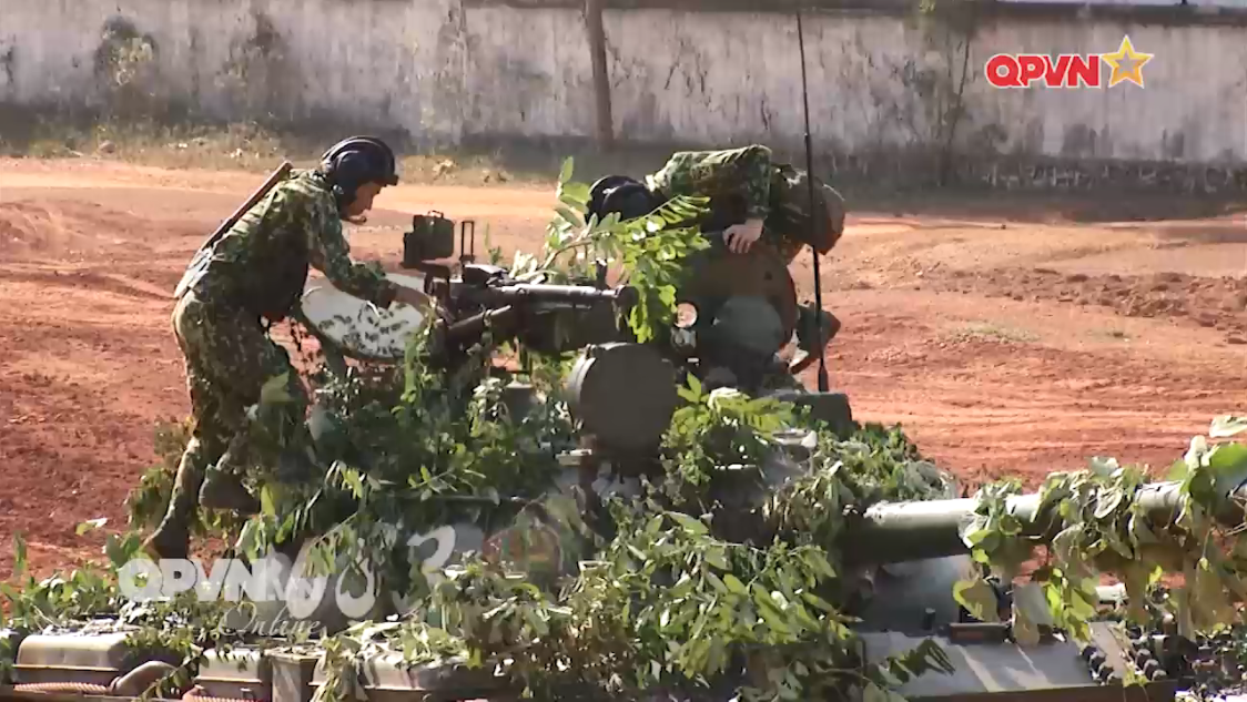 Phóng sự trên được thực hiện tại Trường Trung cấp Kỹ thuật Tăng – Thiết giáp, “cái nôi” đào tạo ra kíp xe tăng nói riêng và tăng – thiết giáp nói chung cho binh chủng. Và để trở thành một lính xe tăng thực sự thì mỗi người lính phải trải qua quá trình huấn luyện nghiêm ngặt, chặt chẽ, với cường độ học tập và rèn luyện cao. Nguồn ảnh: QPVN.