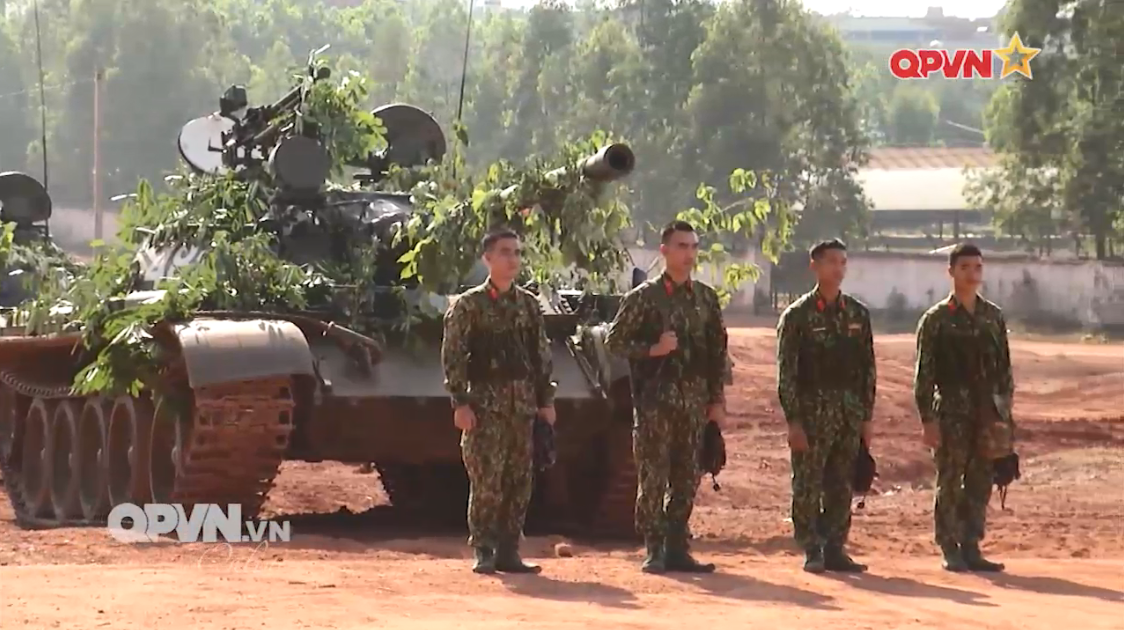 Trong phóng sự “Theo chân người lính tăng” trên kênh truyền hình Quốc phòng Việt Nam, khán giả truyền hình lần đầu tiên có dịp cùng những người lính xe tăng Việt Nam khám phá “nội thất” bên trong một chiếc xe tăng T-54/55 - "nắm đấm thép" của Binh chủng Tăng - Thiết giáp. Nguồn ảnh: QPVN.