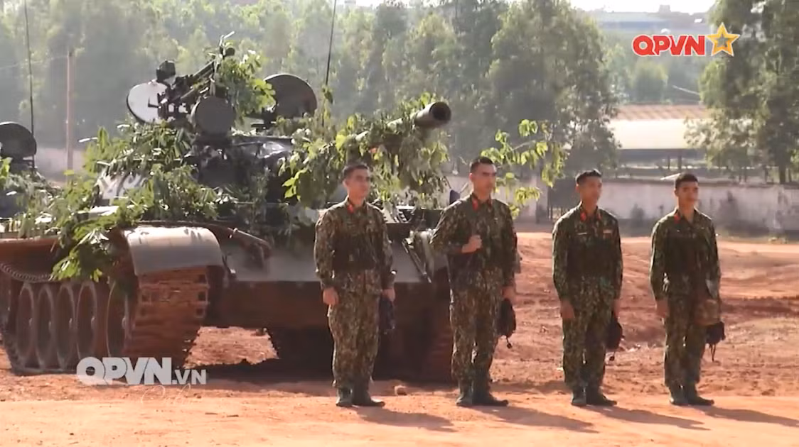 Trong phóng sự “Theo chân người lính tăng” trên kênh truyền hình Quốc phòng Việt Nam, khán giả truyền hình lần đầu tiên có dịp cùng những người lính xe tăng Việt Nam khám phá “nội thất” bên trong một chiếc xe tăng T-54/55 - "nắm đấm thép" của Binh chủng Tăng - Thiết giáp. Nguồn ảnh: QPVN.