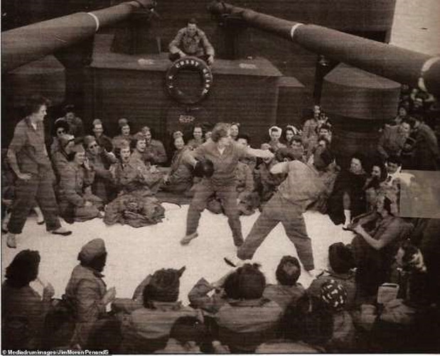 Một trận đấu boxing của hai nữ thủy quân lục chiến trên chuyến tàu chuyển quân tới Hawaii.