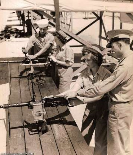 Dù không được tham gia vào các đơn vị tác chiến, nhưng họ vẫn được học cách sử dụng các loại súng hạng nặng. Các khóa huấn luyện dành cho nữ thậm chí không khác gì so với các khóa huấn luyện dành cho nam.