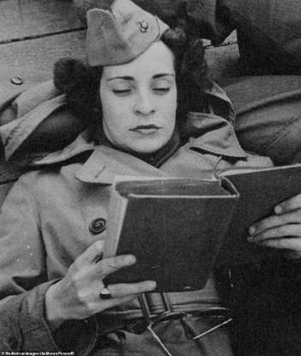 Bộ đồng phục là điều rất đáng tự hào đối với họ. Họ mặc nó mọi lúc, mọi nơi, kể cả trong những lúc thư giãn ngồi đọc sách.