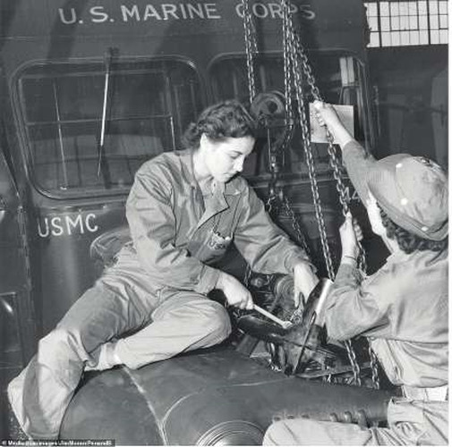 Để được khoác lên mình bộ đồng phục của Thủy quân lục chiến, những phụ nữ này phải trải qua lớp huấn luyện đặc biệt ở trường Mount Holyoke, Nam Hadley, Massachusetts.