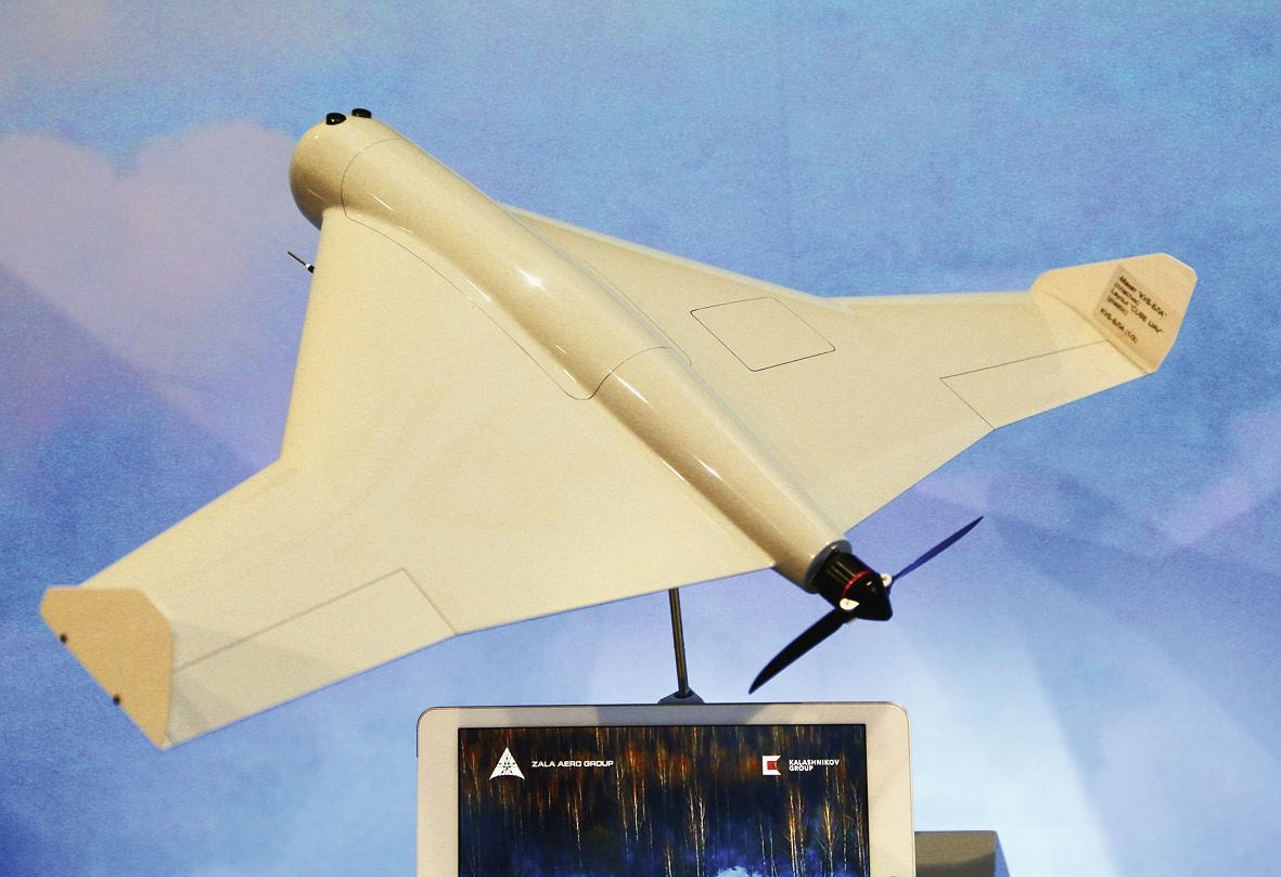 So với chiếc Harop của IAI thì UAV cảm tử KUB do Tập đoàn Kalashnikov chế tạo có kích thước nhỏ bé hơn nhiều, nó chỉ dài 1.210 mm với sải cánh 950 mm mà thôi.