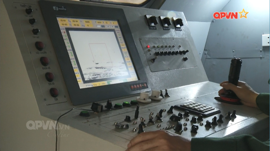 Cũng trong bài viết của Sohu, tờ báo này mô tả khá kỹ thiết kế và tính năng kỹ chiến thuật của tổ hợp phòng không A72 khi được lắp trên khung gầm xe đặc chủng bánh lốp, và so sánh nó với tổ hợp phòng không FB-6A do Trung Quốc chế tạo với tính năng nhiệm vụ tương tự. Nguồn ảnh: QPVN.