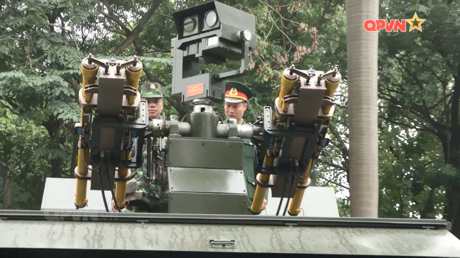 Và dĩ nhiên trong bài viết của Sohu, họ cũng bình luận rằng tổ hợp phòng không FB-6A tỏ ra ưu việt hơn so với tên lửa A72 của Việt Nam, khi tổ hợp phòng không Trung Quốc được trang bị hệ thống radar, khối quang điện tử dẫn bắn riêng biệt. Nguồn ảnh: QPVN.