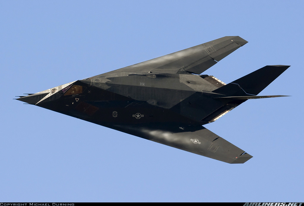 Hiện tại tạp chí Scramble chưa nói rõ thêm chi tiết, họ chỉ khẳng định rằng nguồn tin của mình có độ tin cậy rất cao, nếu chính xác thì đây sẽ là lần đầu tiên F-117A Nighthawk chính thức tái xuất được ghi nhận, kể từ khi phi đội F-117A của Không quân Mỹ được cho nghỉ hưu vào năm 2008. Nguồn ảnh: Airliners.net.