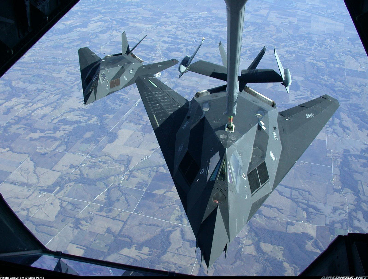 Thông số kỹ thuật máy bay tàng hình F-117A: Kíp lái 1 người; chiều dài 20,09 m; sải cánh 13,2 m; chiều cao 3,78 m; trọng lượng rỗng 13.380 kg, trọng lượng cất cánh tối đa 23.800 kg, tải trọng vũ khí tối đa 2.300 kg. Nguồn ảnh: Airliners.net.