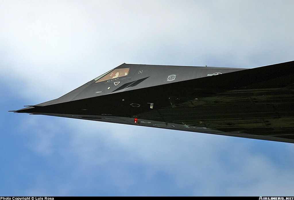 Tuy nhiên, điều đáng nói ở đây là nếu F-117A hoạt động trở lại ở Syria thì tại sao, lực lượng phòng không Nga với hàng loạt tổ hợp phòng không tầm xa tiên tiến như S-300, S-400 lại không thể phát hiện ra chiến đấu cơ tàng hình đời đầu này. Nguồn ảnh: Airliners.net.