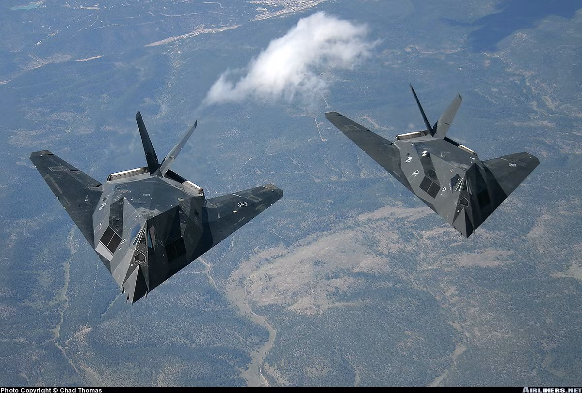 Máy bay được trang bị 2 động cơ phản lực General Electric F404-F1D2 lực đẩy 48 kN cho tốc độ tối đa Mach 0,92; tầm bay 1.720 km; trần bay 13.716 m. Nguồn ảnh: Airliners.net.