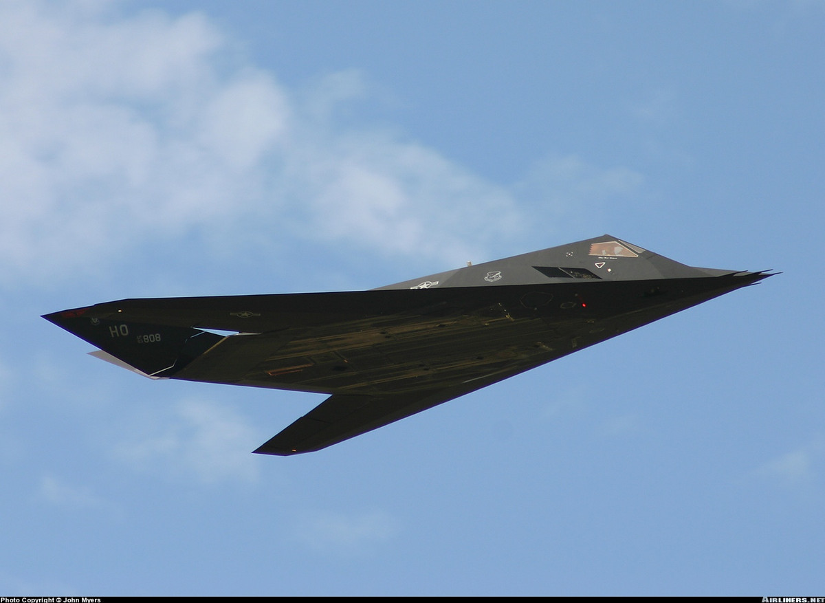 Ký hiệu “F” của F-117 được giải thích rằng những phi công lái chiếc máy bay chiến đấu có cánh đuôi hình chữ V này cảm thấy việc điều khiển nó tương đồng với loại máy bay “F” hơn là loại “B” và “A”. Nguồn ảnh: Airliners.net.
