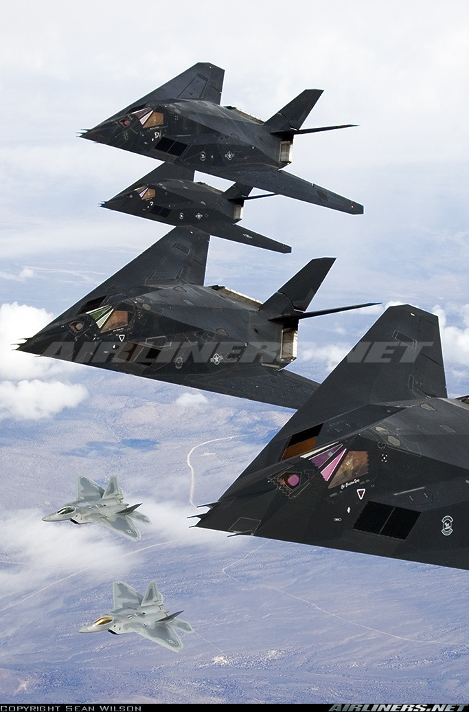 Mặc dù đã nghỉ hưu từ năm 2008 nhưng đôi khi người dân Mỹ vẫn nhìn thấy chiếc Nighthawk bay trở lại trên bầu trời bang Nevada ở Vùng 51, lần gần đây nhất vào hôm 26/2 tại Thung lũng Chết, điều đó dẫn tới nhận định Không quân Mũ vẫn đang âm thầm sử dụng F-117A cho nhiệm vụ bí mật. Nguồn ảnh: Airliners.net.