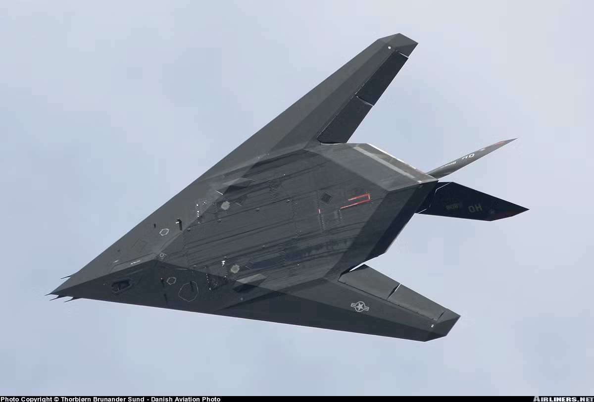 F-117A Nighthawk là loại máy bay chiến đấu tàng hình đầu tiên trên thế giới, thực hiện chuyến bay đầu tiên ngày 18/6/1981 và chỉ được sử dụng trong Không quân Mỹ... Nguồn ảnh: Airliners.net.