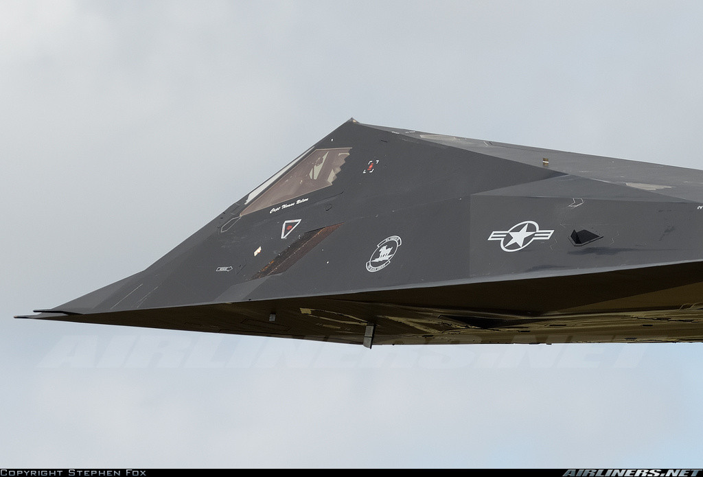 Nguồn tin của Scramble cũng tiết lộ thêm rằng, một trong bốn chiếc F-117A tham chiến ở Syria đã gặp sự cố trong quá trình hoạt động và buộc phải hạ cánh khẩn cấp xuống một trong những căn cứ không quân của Mỹ ở Trung Đông, nhiều khả năng là Ả Rập Xê Út, UAE hoặc Qatar. Nguồn ảnh: Airliners.net.