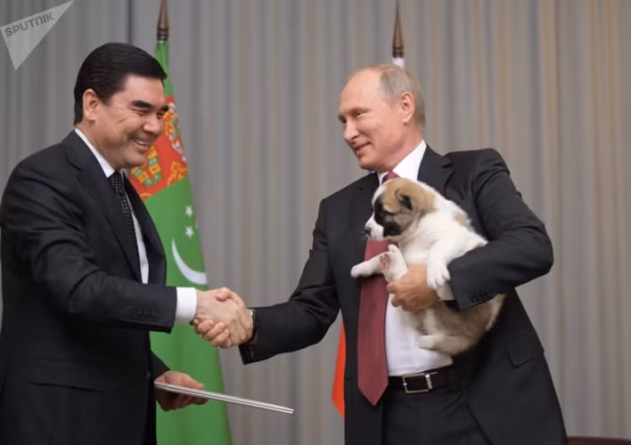 Ông Putin nhận món quà là chú chó alabai từ Tổng thống Turkmenistan Gurbanguly Berdymukhammedov nhân dịp sinh nhật năm 2017.