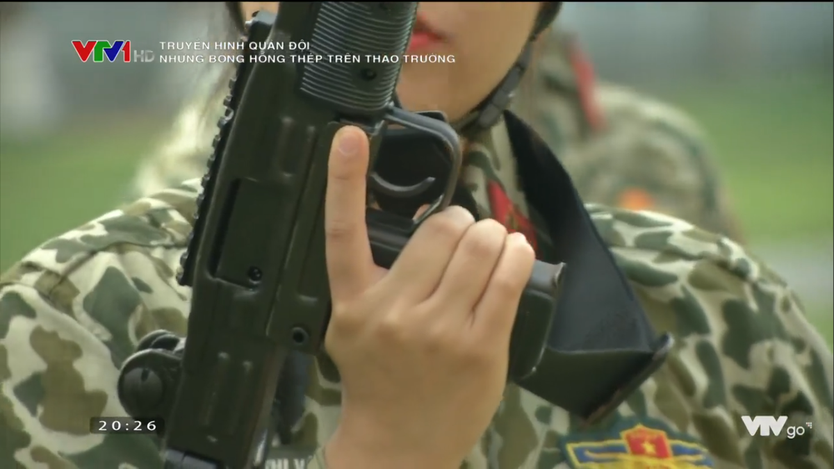 Với sự thay đổi này, Mini UZI có thể gắn thêm kính ngắm quang học trên thân súng thông qua rail kỹ thuật, bản thân xạ thủ cũng dễ dàng hơn trong việc lên đạn hay xử lý các tình huống kẹt đạn so với các phiên bản UZI hoặc Mini UZI cũ nếu muốn gắn kính ngắm. Nguồn ảnh: Truyền hình Quân đội.