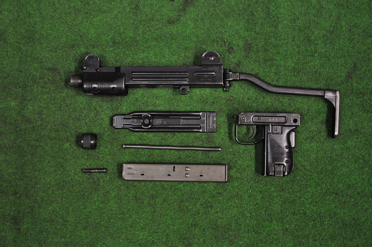 Về thiết kế tổng thể, Mini UZI có trọng lượng chiến đấu gần 3kg và súng được làm hoàn toàn bằng kim loại, chiều dài cơ bản của súng là 470mm, còn chiều dài nòng là 260mm. Với các thông số trên, trọng lượng và chiều dài của Mini UZI đều gấp đôi so với Micro UZI. Nguồn ảnh: thebestphotos.