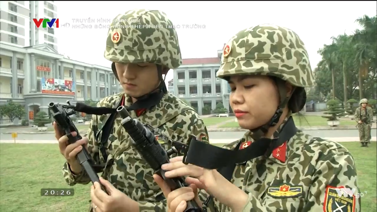 Điều có thể dễ dàng nhận thấy nhất bằng mắt thường là Mini UZI có kích thước lớn hơn hẳn so với Micro UZI, hình dáng bên ngoài của súng cũng có nhiều điểm khác biệt nhất là ốp tay phía trước. Nguồn ảnh: Truyền hình Quân đội.