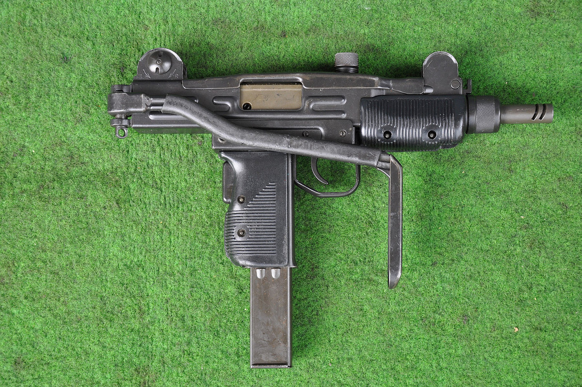 Có lẽ chính vì điều này mà Mini UZI hiếm khi xuất hiện trong các đơn vị làm nhiệm vụ trực chiến của Đặc công Việt Nam và chỉ phục vụ cho nhiệm vụ huấn luyện. Trong ảnh là một khẩu Mini UZI tiêu chuẩn ta có thể thấy rõ cần lần đạn của súng được bố trí ở phía trên thân, súng cũng được trang bị báng gấp nhưng không được tích hợp thanh rail kỹ thuật. Nguồn ảnh: thebestphotos.