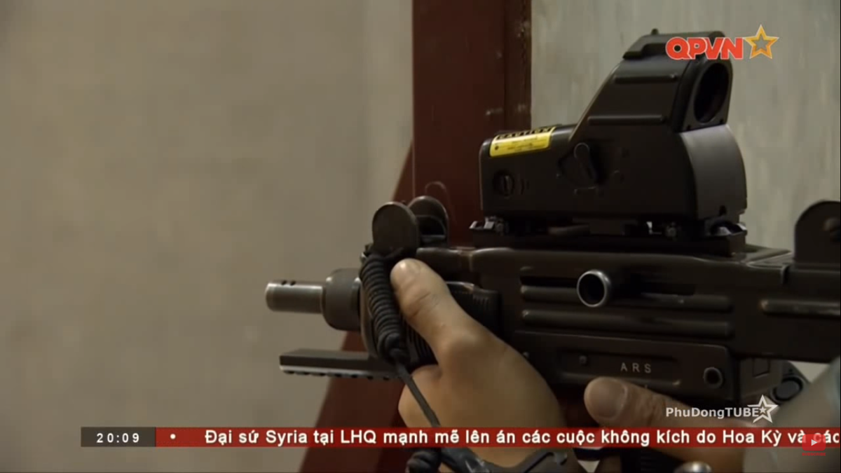 Đây có thể được xem là vũ khí tiểu chuẩn của Đặc công Việt Nam, có thể được sử dụng trong nhiều nhiệm vụ khác nhau. Tuy nhiên, từ trước tới nay chúng ta vẫn luôn biết đến Micro UZI mà không hề hay biết rằng, Đặc công Việt Nam còn sở hữu một mẫu tiểu liêu UZI khác là Mini UZI – tiền thân của Micro UZI hiện nay. Nguồn ảnh: QPVN.