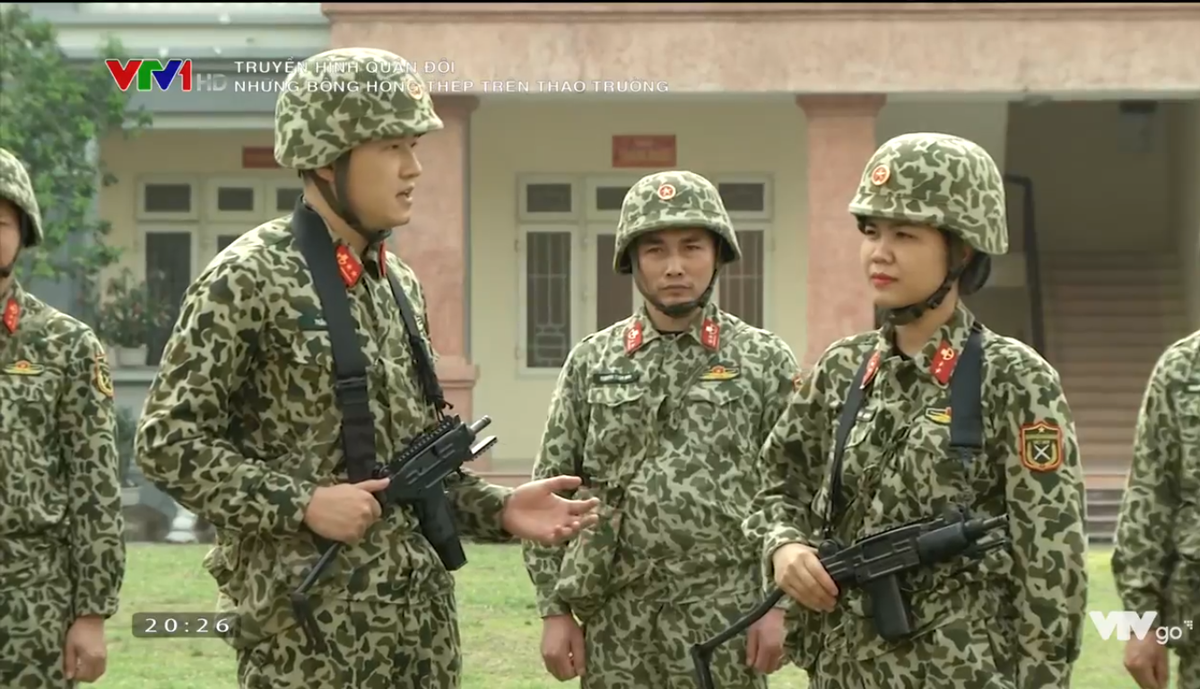 Theo đó qua phóng sự “Những bóng hồng thép trên thao trường” trên kênh truyền hình Quân đội, Mini UZI của Đặc công Việt Nam đã lần đầu tiên xuất hiện một cách rõ nét trong tay các nữ chiến đấu viên thuộc Lữ đoàn Đặc công 1. Trong ảnh ta có thể thấy rõ sự khác biệt giữa Mini UZI (bên phải) và Micro UZI (bên trái). Nguồn ảnh: Truyền hình Quân đội.