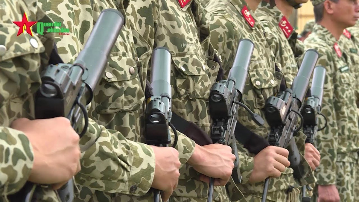 Trong ảnh là Đặc công Việt Nam với súng tiểu liên Micro UZI được gắn thêm ống giảm thanh và kính ngắm ITL MARS. Nguồn ảnh: QPVN.