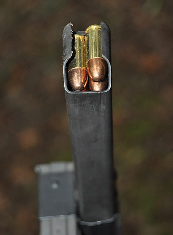 Về cỡ đạn tiêu chuẩn Mini UZI sử dụng đạn 9x19mm theo chuẩn NATO, súng có tốc độ bắn 950 phát/phút và có tầm bắn hiệu quả trong khoảng 100m. Tốc độ bắn của Mini UZI so với Micro UZI là chậm hơn nhưng tầm bắn của nó lại lớn hơn gấp ba lần (30m so với 100m). Nguồn ảnh: thebestphotos.