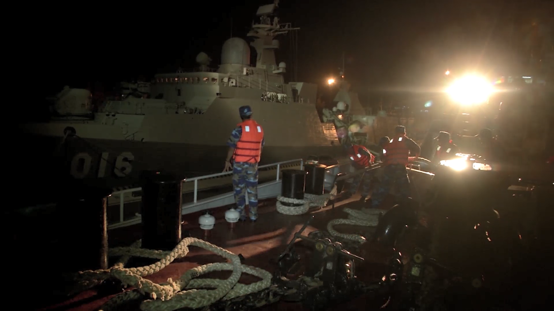 Cán bộ chiến sĩ tàu 012 tháo dây neo rời quân cảng Vùng 4 Hải quân. Nguồn ảnh: Hải quân Việt Nam.