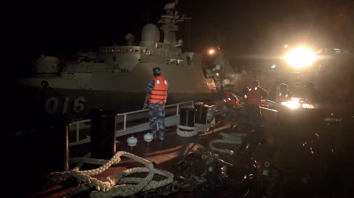 Cán bộ chiến sĩ tàu 012 tháo dây neo rời quân cảng Vùng 4 Hải quân. Nguồn ảnh: Hải quân Việt Nam.