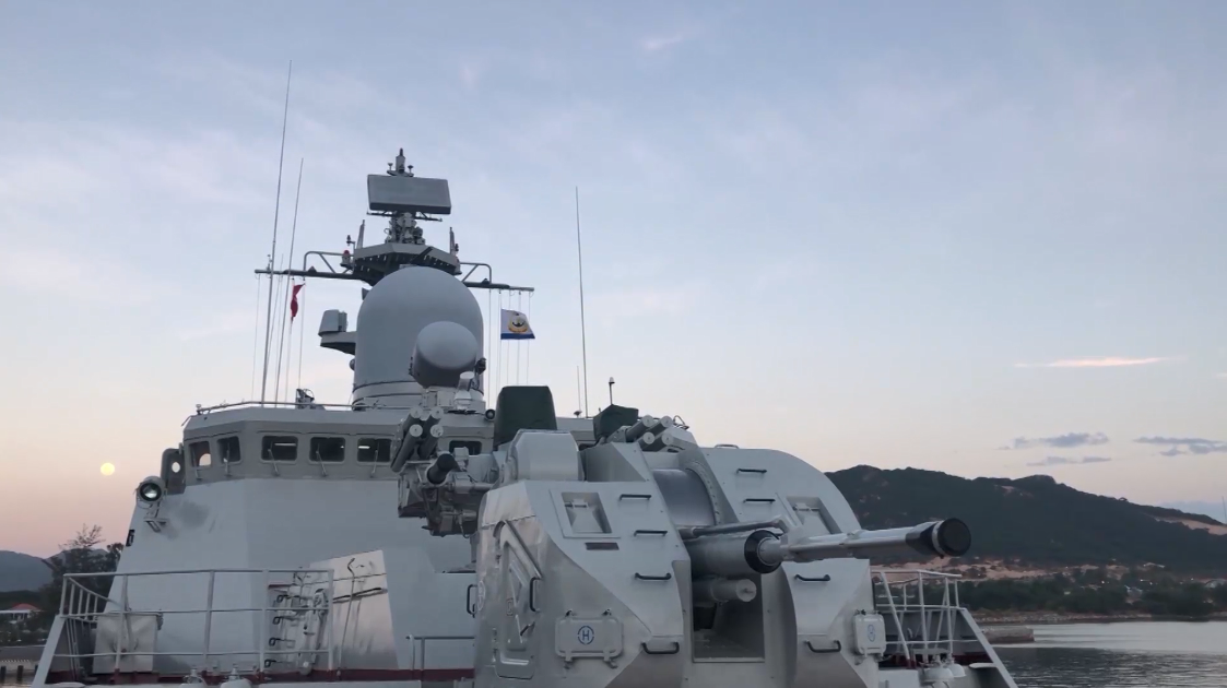 Sau các hoạt động tại LIMA 2019, tàu hộ vệ Lý Thái Tổ và đoàn công tác sẽ lên đường thăm chính thức Myanmar. Hình ảnh tàu 012 Lý Thái Tổ rời quân cảng Vùng 4 Hải quân lên đường sang Malaysia vào chiều 20/3. Nguồn ảnh: Hải quân Việt Nam.