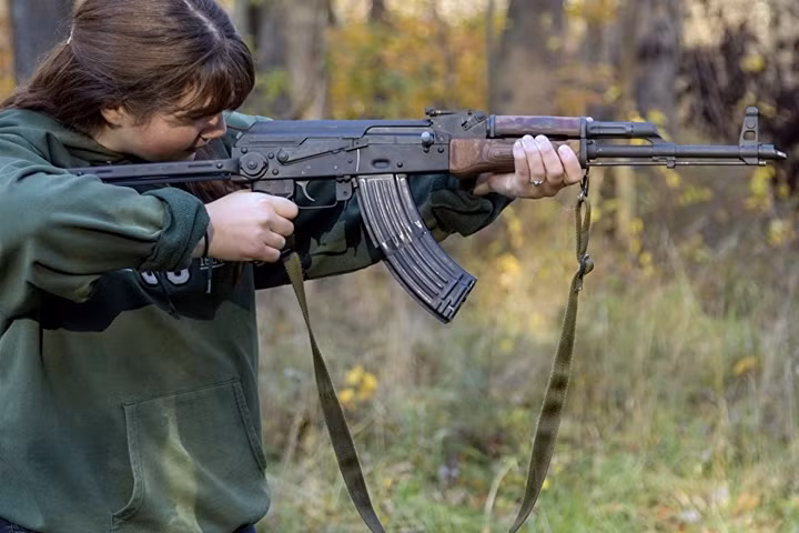 Người phụ nữ trẻ này đang tập ngắm mục tiêu bằng súng AK loại có đầu nòng vát để hạn chế nẩy súng. Ảnh: 1zoom.