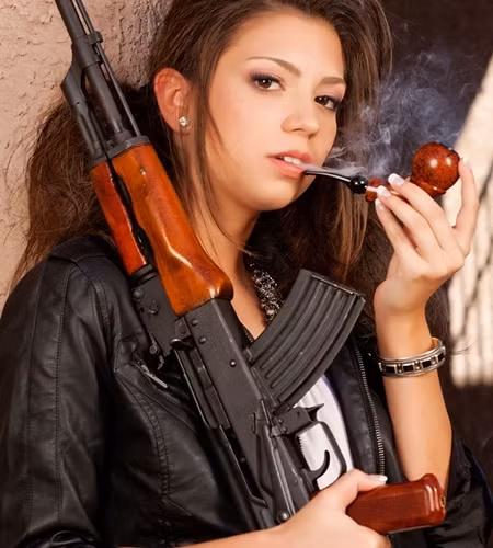 Đây có lẽ là một phiên bản AK ít gặp, với hộp tiếp đạn khá ngắn. Vũ khí Nga có tầm ảnh hưởng rất lớn. Ảnh: Pipes magazine.