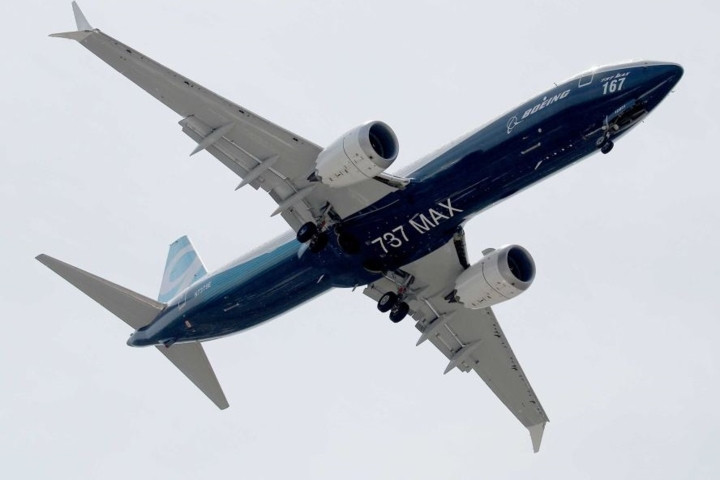 Theo Reuters, mức giá trung bình của một chiếc máy bay Boeing 737 MAX dao động từ 121 đến 135 triệu USD/chiếc tùy thuộc vào cấu hình. Hình ảnh máy bay chở khách Boeing 737 MAX nhìn hất từ dưới lên. Ảnh: Reuters.