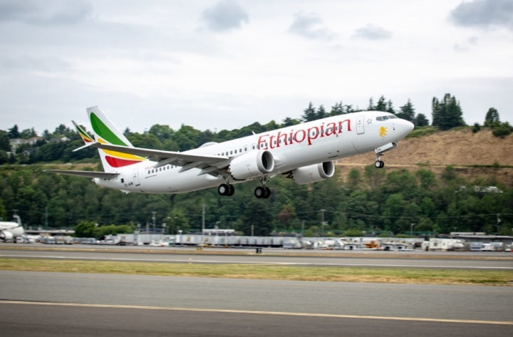 Quyết định trên của Tổng thống Trump được đưa ra sau hai vụ tai nạn liên tiếp trong vòng 4 tháng qua của Boeing 737 MAX, khiến nó bị cấm bay gần như trên toàn thế giới. Ở thời điểm hiện tại toàn bộ số máy bay Boeing 737 MAX đang hoạt động trên toàn thế giới đều đã phải “nằm đất”. Ảnh: CBS News.