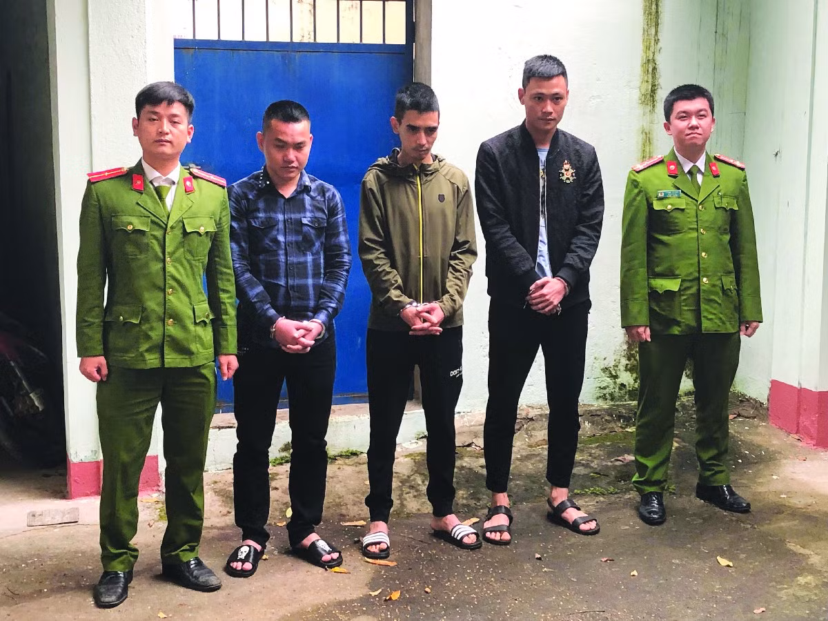 On lanh voi nhung chieu tro doi no thue khien dan ngheo dieu dung