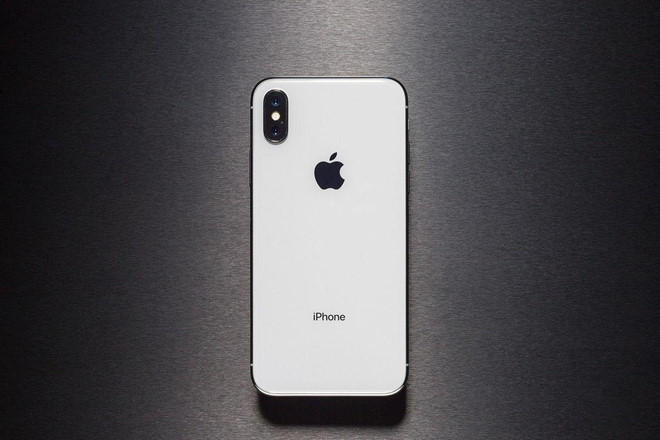  iPhone X giá 30 triệu (2017): Đến phiên bản iPhone X, giá của máy tăng mạnh, khiến nhiều người lắc đầu ngao ngán. Không thể phủ nhận iPhone X sở hữu thiết kế hoàn toàn mới, trải nghiệm sử dụng khác lạ khi loại bỏ nút Home, cảm biến vân tay để dùng điều hướng bằng cử chỉ và nhận diện khuôn mặt. Tuy nhiên, rất khó để phần lớn người dùng chấp nhận mức giá của nó. Đây là giai đoạn các nhà bán lẻ bắt đầu ca thán về tình trạng doanh số kém của iPhone mới.
