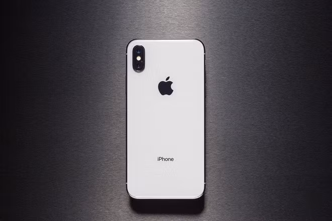  iPhone X giá 30 triệu (2017): Đến phiên bản iPhone X, giá của máy tăng mạnh, khiến nhiều người lắc đầu ngao ngán. Không thể phủ nhận iPhone X sở hữu thiết kế hoàn toàn mới, trải nghiệm sử dụng khác lạ khi loại bỏ nút Home, cảm biến vân tay để dùng điều hướng bằng cử chỉ và nhận diện khuôn mặt. Tuy nhiên, rất khó để phần lớn người dùng chấp nhận mức giá của nó. Đây là giai đoạn các nhà bán lẻ bắt đầu ca thán về tình trạng doanh số kém của iPhone mới.