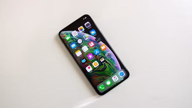  iPhone XS Max giá 34 triệu (2018): Giá iPhone tiếp tục bị đẩy cao với chiếc iPhone XS Max. Không lâu sau khi sản phẩm này bán ra, người dùng có thể thấy các chương trình khuyến mại liên tiếp, giảm giá máy 2-3 triệu đồng từ các đại lý. Mặc dù vậy, model này thực sự kén khách.