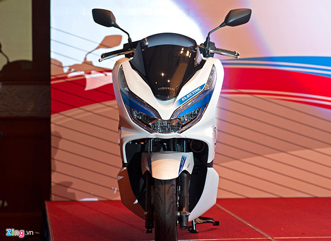 Về các trang bị tiện ích, PCX Electric cũng không hề thua kém các phiên bản sử dụng động cơ đốt trong với hệ thống đèn toàn bộ là LED, mặt đồng hồ LCD, khóa thông minh SMART Key khởi động không cần cắm chìa. Bản Electric sử dụng những điểm nhấn màu xanh lam để nhận diện. 