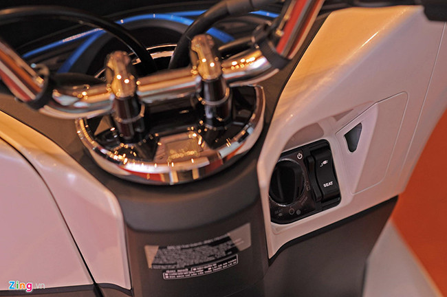 Điều thú vị đối với chiếc xe này là người dùng có thể lựa chọn cách sạc phù hợp tùy thuộc vào hoàn cảnh và tình huống: sạc bằng dây sạc trên xe nếu đang ở ngoài hoặc tháo pin để sạc khi đang ở nhà. Việc chia pin làm 2 khối cũng giúp việc sạc được rút ngắn khi có thể sạc đồng thời. 