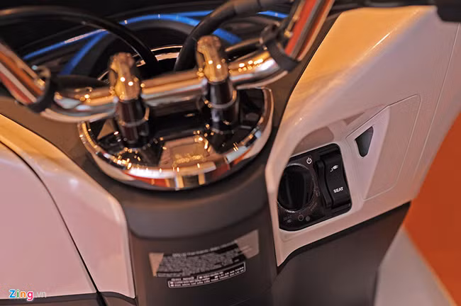 Điều thú vị đối với chiếc xe này là người dùng có thể lựa chọn cách sạc phù hợp tùy thuộc vào hoàn cảnh và tình huống: sạc bằng dây sạc trên xe nếu đang ở ngoài hoặc tháo pin để sạc khi đang ở nhà. Việc chia pin làm 2 khối cũng giúp việc sạc được rút ngắn khi có thể sạc đồng thời. 