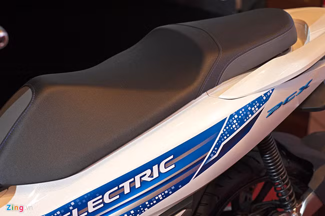 Đáng tiếc, chiếc Honda PCX Electric xuất hiện tại Việt Nam lần này mới là bản concept. Honda PCX Electric tới Việt Nam không nhằm mục đích thương mại, mà là sản phẩm dùng để nghiên cứu về khả năng sử dụng cũng như những tác động đối với môi trường của xe điện tại Việt Nam.